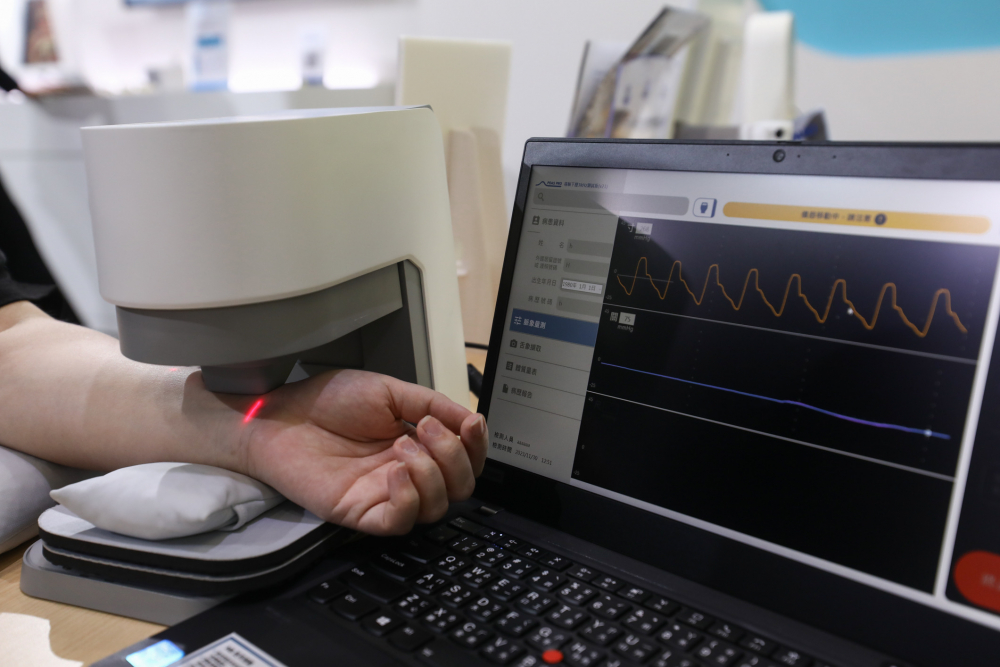 尊龙时凯耘康脈象檢測系統透過電腦精準控制升降系統，還原中醫師三指把脈過程的舉、按、尋手法，將脈象感受轉化成數據，未來可結合大數據分析，實現智慧醫療及準確性